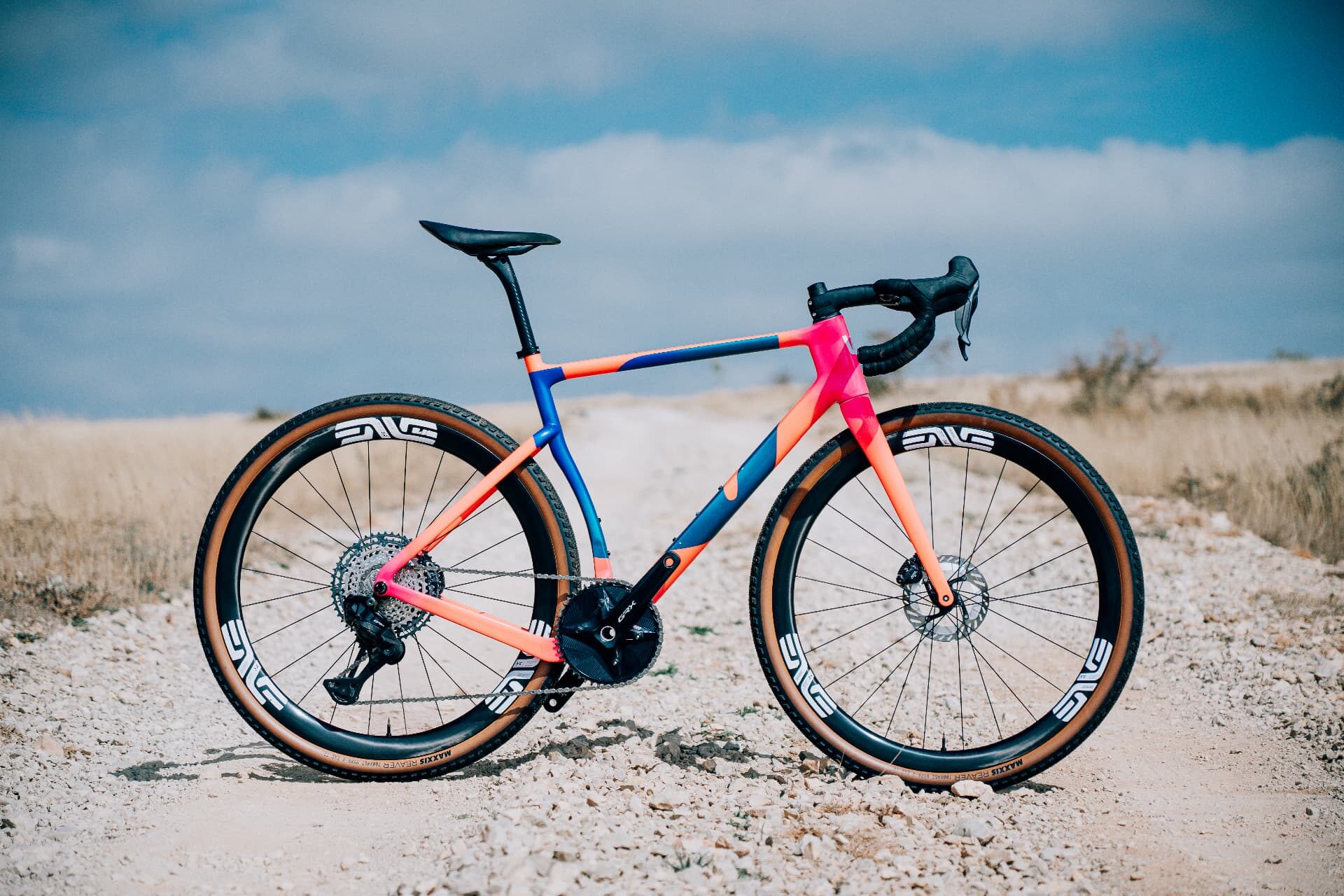 Le gravel Wish One SUB 2.1 sur un chemin